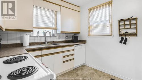 2367 Meighen Road, Windsor, ON - Indoor Photo Showing Kitchen