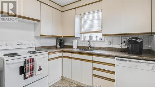 2367 Meighen Road, Windsor, ON - Indoor Photo Showing Kitchen