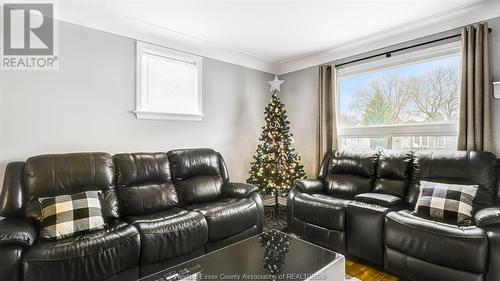 2367 Meighen Road, Windsor, ON - Indoor Photo Showing Living Room