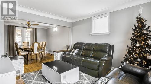 2367 Meighen Road, Windsor, ON - Indoor Photo Showing Living Room