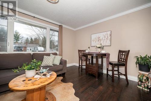 38 Sunset Crescent, Petawawa (520 - Petawawa), ON - Indoor Photo Showing Living Room