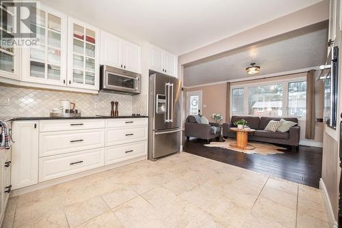 38 Sunset Crescent, Petawawa (520 - Petawawa), ON - Indoor Photo Showing Kitchen With Upgraded Kitchen