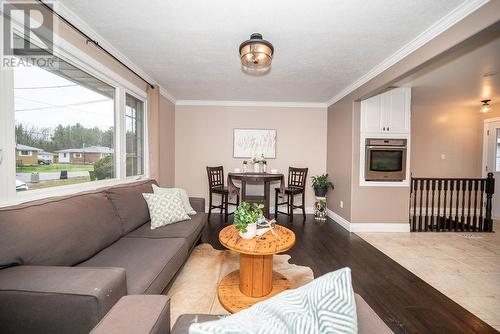 38 Sunset Crescent, Petawawa (520 - Petawawa), ON - Indoor Photo Showing Living Room