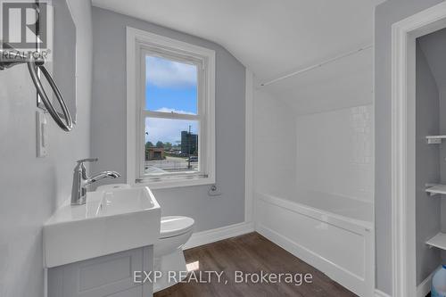 27 Lasalle Street, Welland, ON - Indoor Photo Showing Bathroom