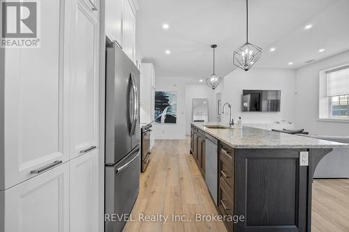 1 - 99 South Drive, St. Catharines (457 - Old Glenridge), ON - Indoor Photo Showing Kitchen With Upgraded Kitchen