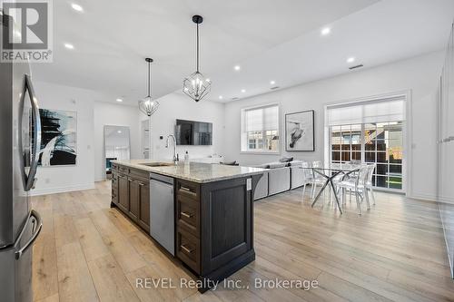 1 - 99 South Drive, St. Catharines (457 - Old Glenridge), ON - Indoor Photo Showing Kitchen With Upgraded Kitchen