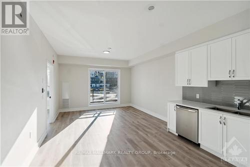 212 - 397 Codd'S Road, Ottawa, ON - Indoor Photo Showing Kitchen