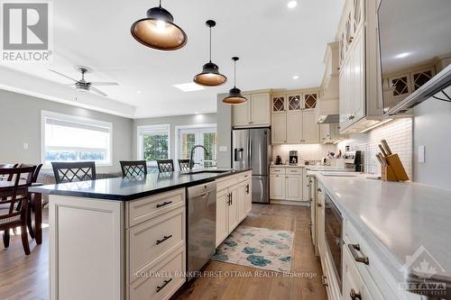 158 Leslie Drive, Lanark, ON - Indoor Photo Showing Kitchen With Upgraded Kitchen