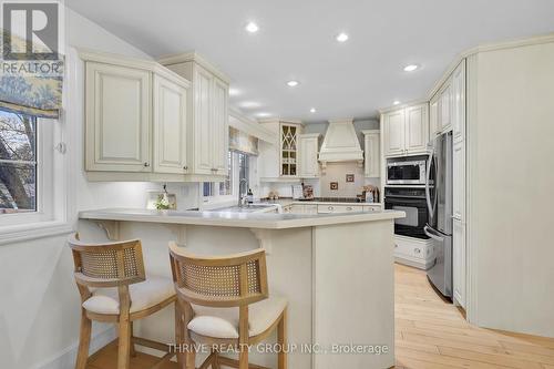 22 Westridge Court, London, ON - Indoor Photo Showing Kitchen With Upgraded Kitchen