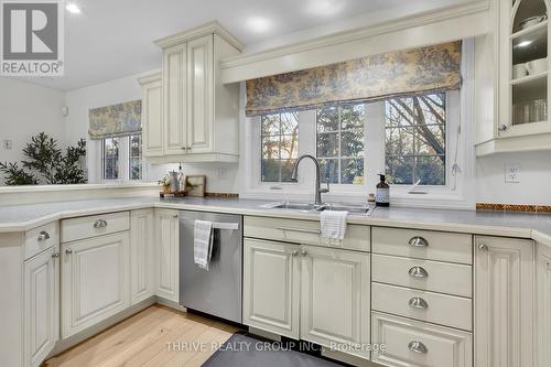 22 Westridge Court, London, ON - Indoor Photo Showing Kitchen With Double Sink