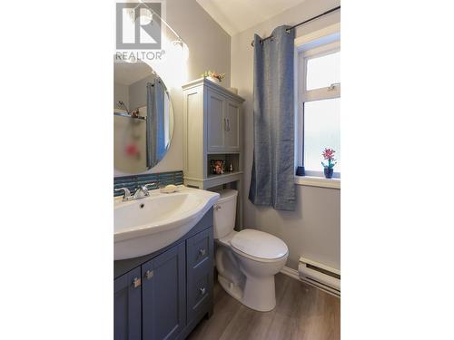 516 7Th Street, Kaslo, BC - Indoor Photo Showing Bathroom