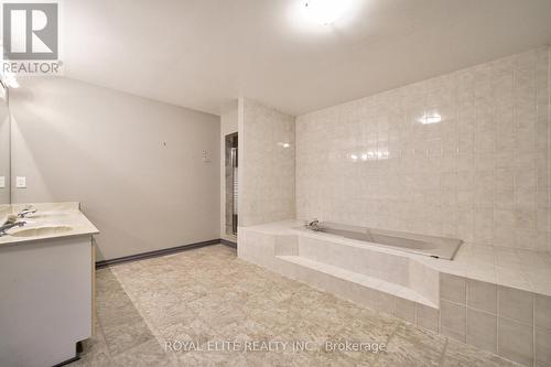 22 Montclair Road, Richmond Hill, ON - Indoor Photo Showing Bathroom