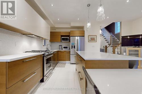 25 Crispin Court, Markham, ON - Indoor Photo Showing Kitchen With Upgraded Kitchen