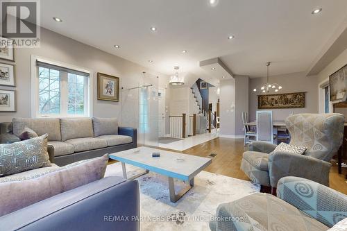 25 Crispin Court, Markham, ON - Indoor Photo Showing Living Room