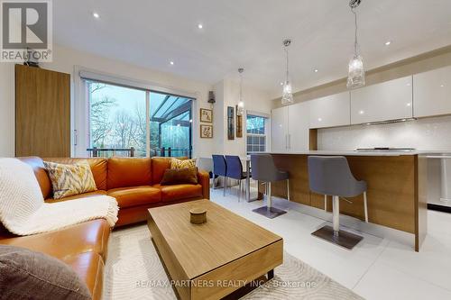 25 Crispin Court, Markham, ON - Indoor Photo Showing Living Room