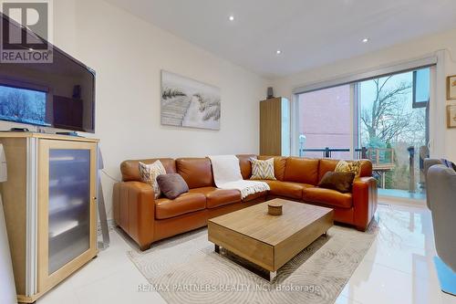 25 Crispin Court, Markham, ON - Indoor Photo Showing Living Room