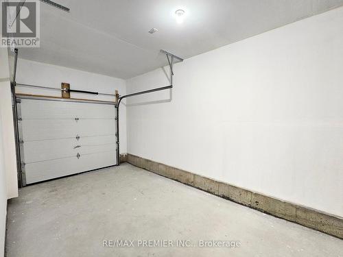 142 Turnberry Lane, Barrie, ON - Indoor Photo Showing Garage