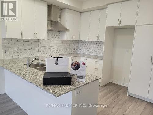 142 Turnberry Lane, Barrie, ON - Indoor Photo Showing Kitchen With Double Sink With Upgraded Kitchen