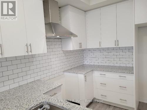 142 Turnberry Lane, Barrie, ON - Indoor Photo Showing Kitchen