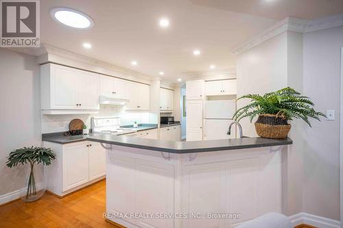 31 Silktop Trail, Brampton, ON - Indoor Photo Showing Kitchen