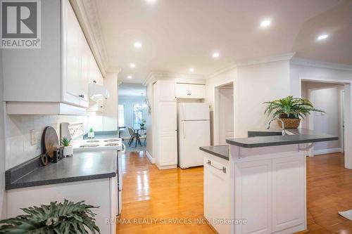 31 Silktop Trail, Brampton, ON - Indoor Photo Showing Kitchen