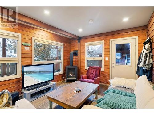 807 Oscar Street, Revelstoke, BC - Indoor Photo Showing Living Room With Fireplace