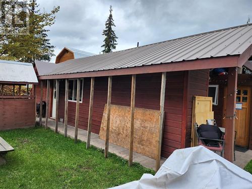 Cabin and covered walkway - 807 Oscar Street, Revelstoke, BC - Outdoor