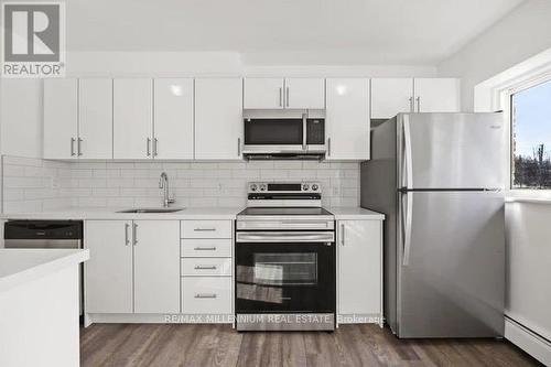 4 - 195 Lindsay Street S, Kawartha Lakes, ON - Indoor Photo Showing Kitchen