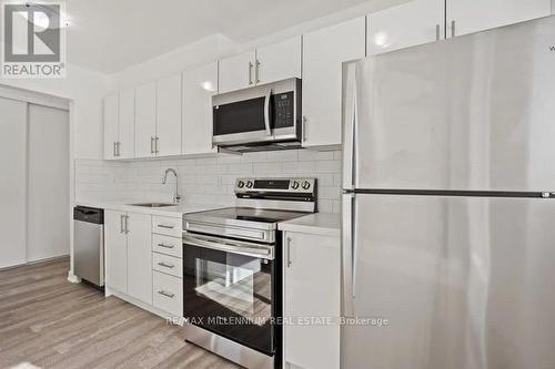 4 - 195 Lindsay Street S, Kawartha Lakes, ON - Indoor Photo Showing Kitchen