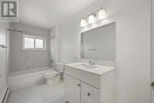 4 - 195 Lindsay Street S, Kawartha Lakes, ON - Indoor Photo Showing Bathroom