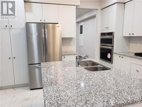 15 Yale Drive, Hamilton, ON - Indoor Photo Showing Kitchen With Double Sink With Upgraded Kitchen