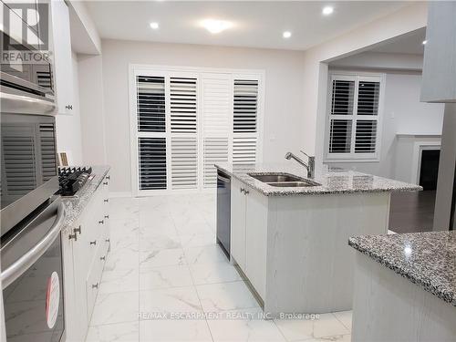 15 Yale Drive, Hamilton, ON - Indoor Photo Showing Kitchen With Double Sink With Upgraded Kitchen