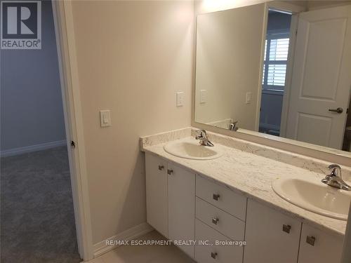 15 Yale Drive, Hamilton, ON - Indoor Photo Showing Bathroom