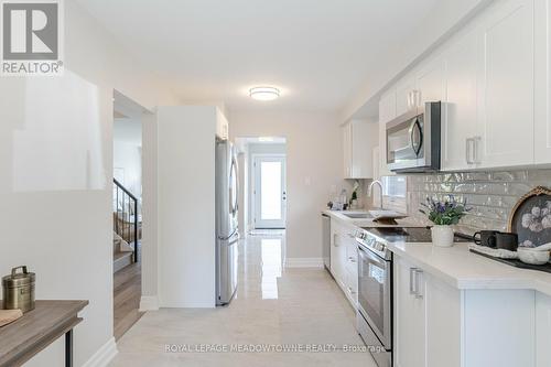 152 Hansen Road N, Brampton, ON - Indoor Photo Showing Kitchen With Upgraded Kitchen