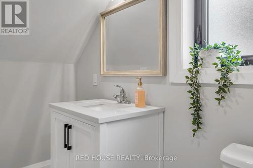 10 Bayside Avenue, Hamilton, ON -  Photo Showing Bathroom