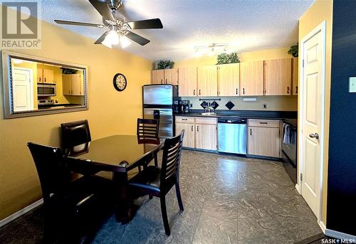 521 2406 Heseltine Road, Regina, SK - Indoor Photo Showing Kitchen