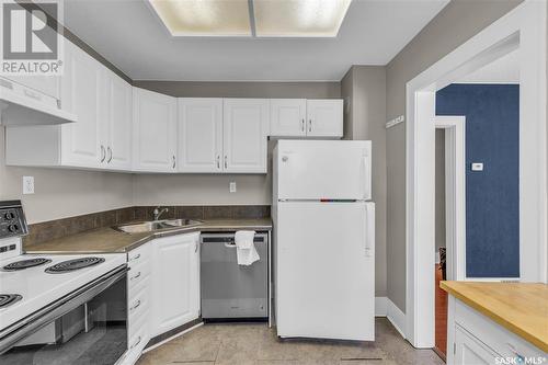 201 29Th Street W, Saskatoon, SK - Indoor Photo Showing Kitchen With Double Sink