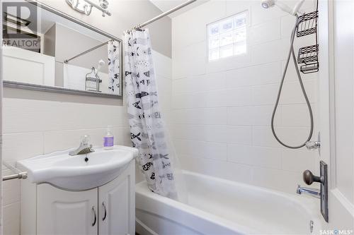 201 29Th Street W, Saskatoon, SK - Indoor Photo Showing Bathroom