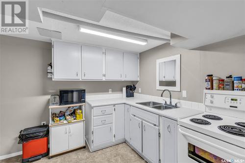 201 29Th Street W, Saskatoon, SK - Indoor Photo Showing Kitchen With Double Sink