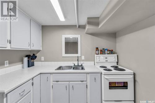 201 29Th Street W, Saskatoon, SK - Indoor Photo Showing Kitchen With Double Sink