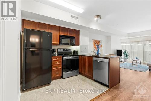 303 - 445 Laurier Avenue, Ottawa Centre (4101 - Ottawa Centre), ON - Indoor Photo Showing Kitchen