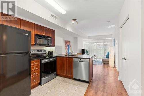 445 Laurier Avenue Unit#303, Ottawa, ON - Indoor Photo Showing Kitchen