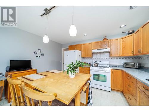 1775 Ivans Court, Kelowna, BC - Indoor Photo Showing Kitchen