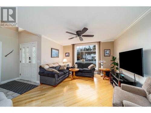 1775 Ivans Court, Kelowna, BC - Indoor Photo Showing Living Room