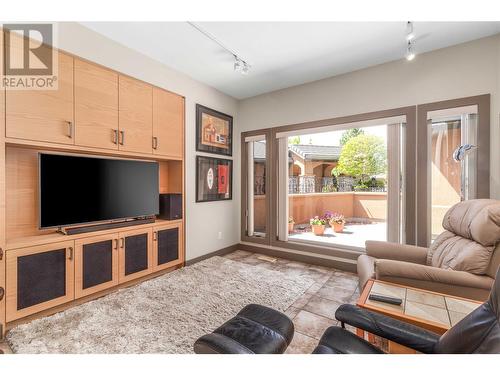 4100 Gallaghers Parkland Drive Unit# 12, Kelowna, BC - Indoor Photo Showing Living Room