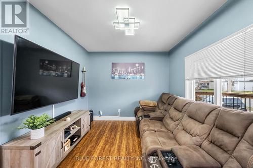 85 Brisbin Street E, London, ON - Indoor Photo Showing Living Room