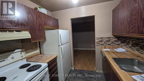 8 - 140 Conway Drive, London, ON - Indoor Photo Showing Kitchen