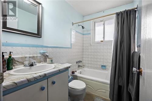 220 Kensington Street, Cornwall, ON - Indoor Photo Showing Bathroom