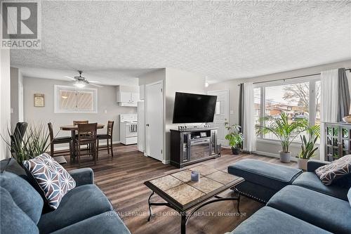 220 Kensington Street, Cornwall, ON - Indoor Photo Showing Living Room