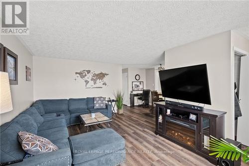 220 Kensington Street, Cornwall, ON - Indoor Photo Showing Living Room